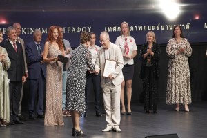 Елонаков Александр Викторович, врач-ревматолог.  Награду вручила актриса театра и кино, телеведущая Мария Голубкина.