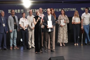 Герасимов Андрей Викторович, фельдшер скорой медицинской помощи. Награду вручила заслуженная артистка России, актриса театра имени Ермоловой Наталья Селивёрстова.