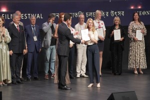 Хандак Ирина Сергеевна, рабочая зеленого хозяйства Москвы. Награду вручил актёр кино и телевидения Михаил Химичёв.