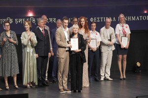 Хмельченко Елена Геннадьевна, педагог. Награду вручил российский киноактёр и продюсер Алексей Гаврилов.