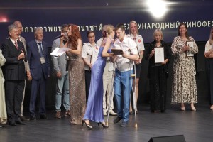 Иванов Сергей Владимирович, водитель автобуса. Награду вручила актриса и певица Евгения Малахова.