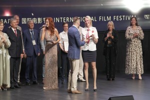 Канушкина Ольга Дмитриевна, водитель трамвая. Награду вручил актёр театра и кино Александр Носик.