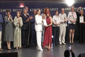 Коршунова Светлана Геннадьевна, технолог швейного производства. Награду вручила российская актриса театра и кино Анна Попова.