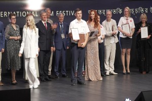 Шишковский Дмитрий Сергеевич, водитель электробуса. Награду вручила актриса театра и кино Евгения Ахременко.