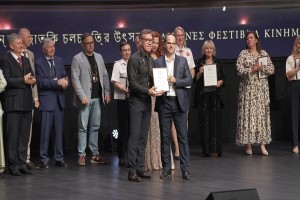 Васильев Сергей Владимирович, электросварщик ручной сварки. Награду вручил актёр театра и кино Олег Чернов.