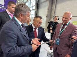 Александр Халимовский вручил сертификат Министру строительства РФ 