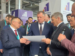 Александр Александр Халимовский вручил сертификат на просмотр фильмов  Марату Хуснуллину